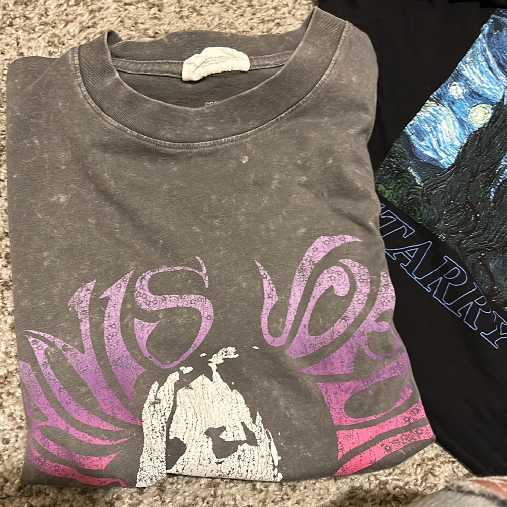 6 cute t-shirts. 3 are soft cropped shirts, and 3 are graphic tees. - Picture 4 of 4